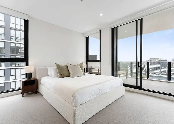 Modern 2Br With Balcony, Pool & Parking