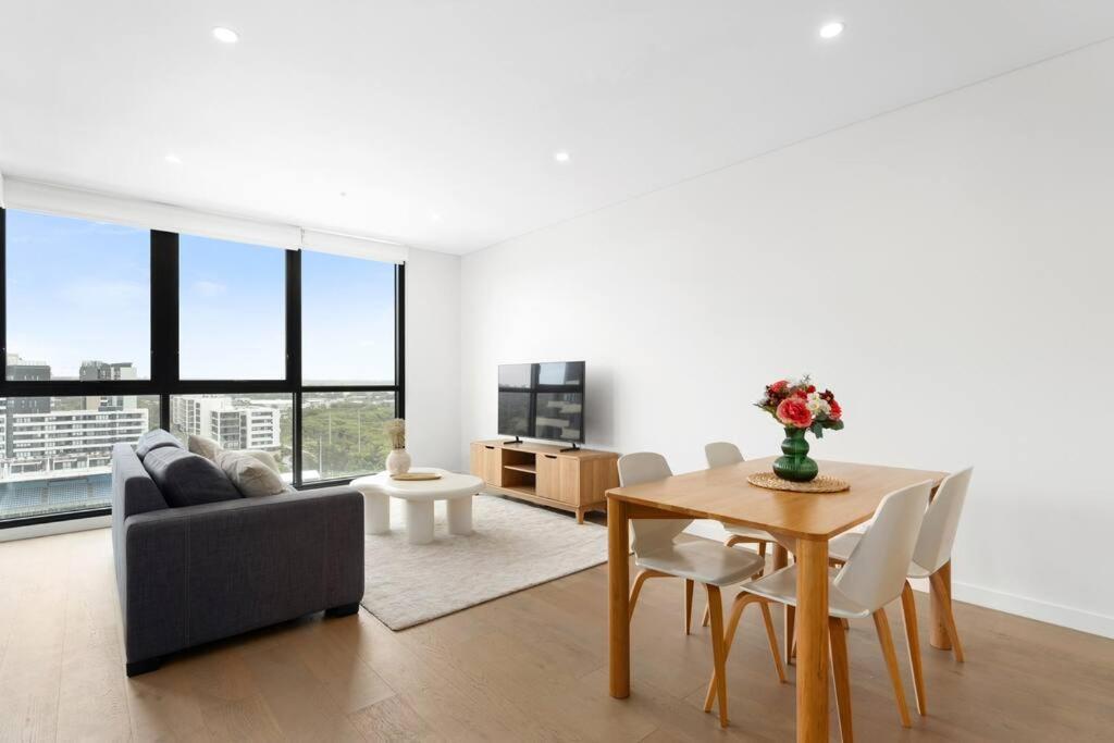 Apartment Modern 2br With Balcony, Pool & Parking *