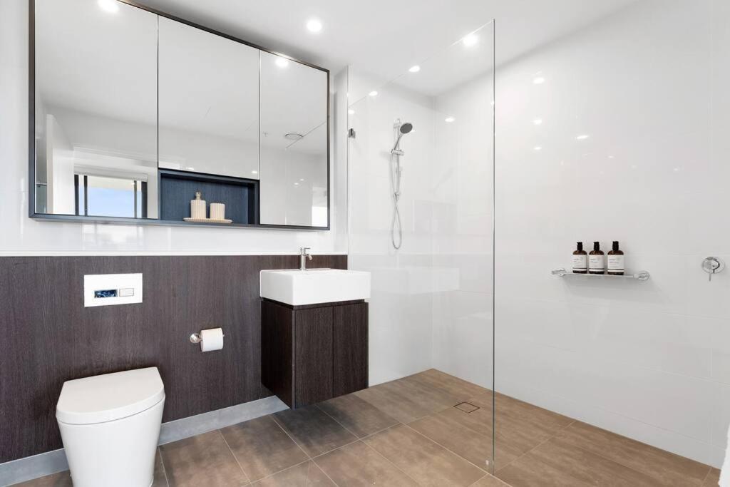 Modern 2br With Balcony, Pool & Parking