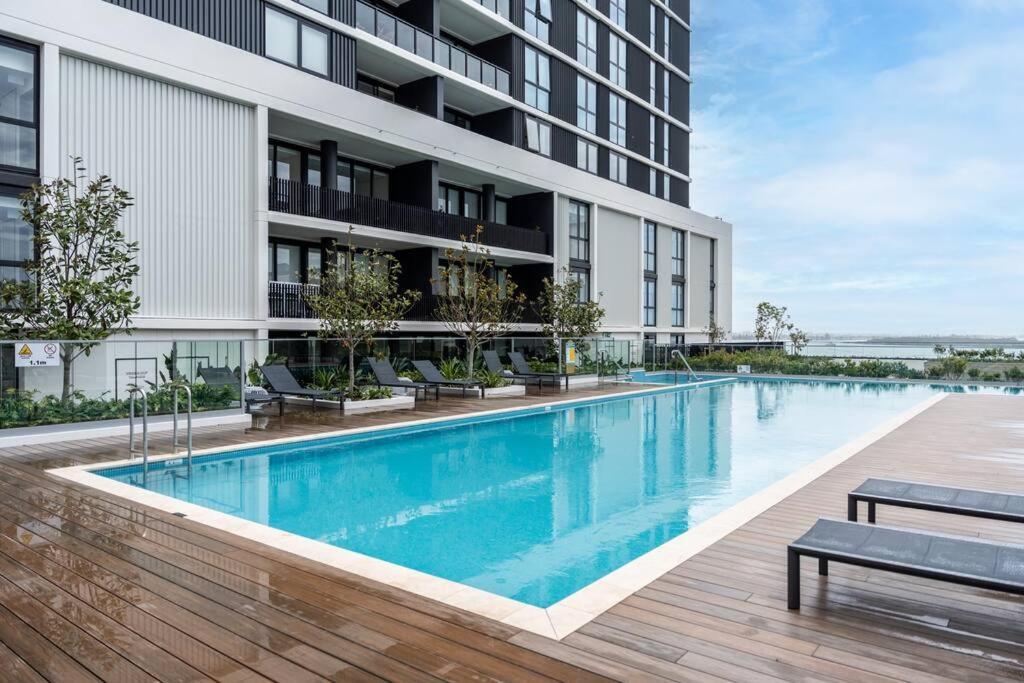 Apartment Modern 2br With Balcony, Pool & Parking *