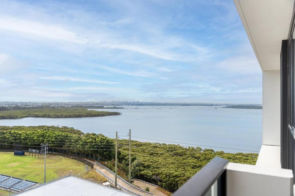 Apartment Modern 2br With Balcony, Pool & Parking