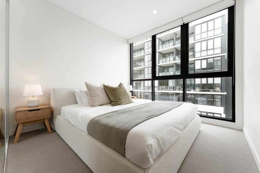Modern 2br With Balcony, Pool & Parking